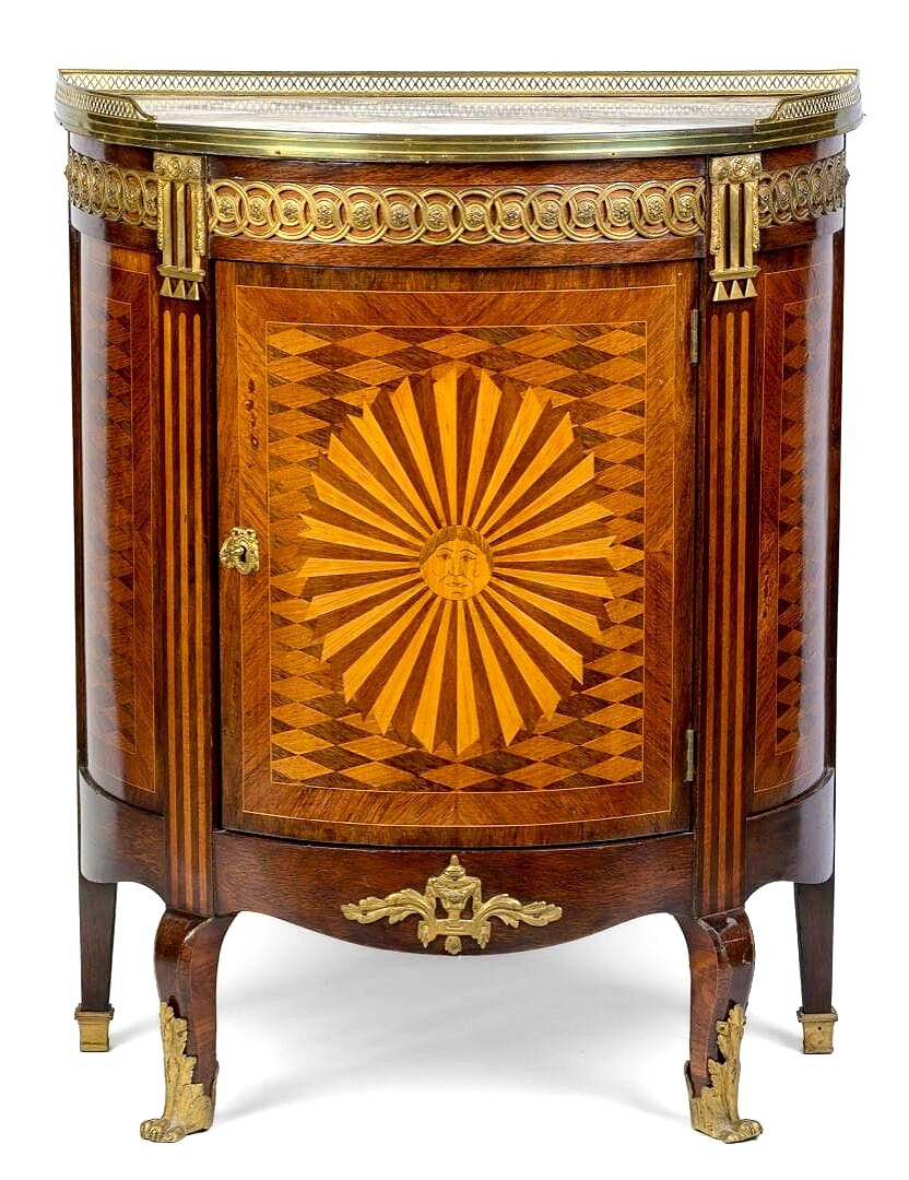 Petit meuble d'appoint demi lune en marqueterie et bronze doré début XXème siècle 
