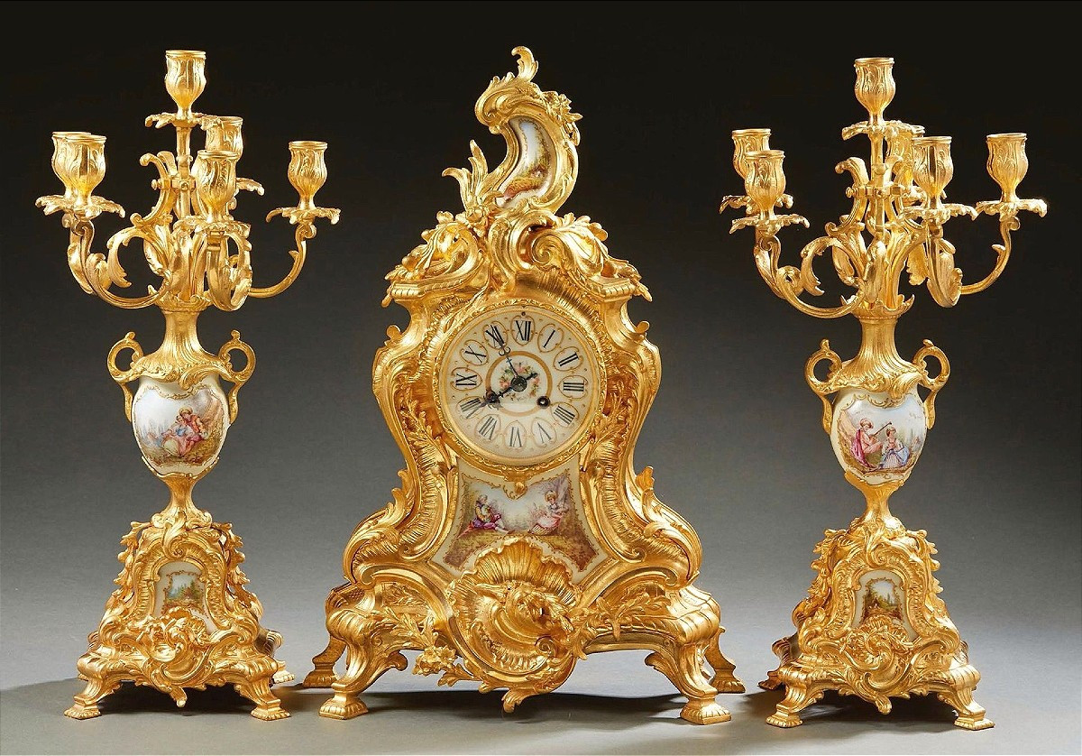 Garniture de cheminée en bronze doré et plaque de porcelaine 