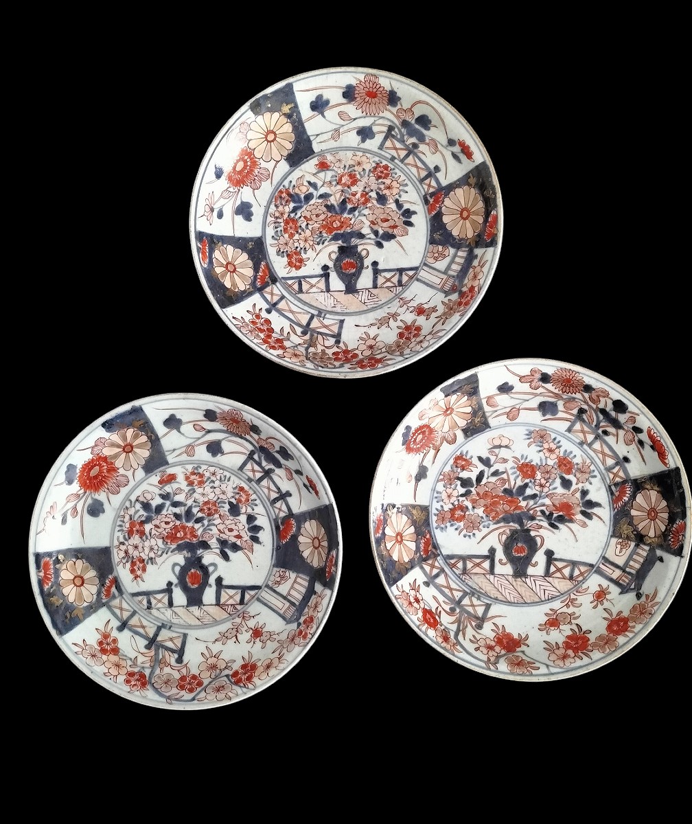 Suite de 3 assiettes en porcelaine Imari Japon Époque Edo  