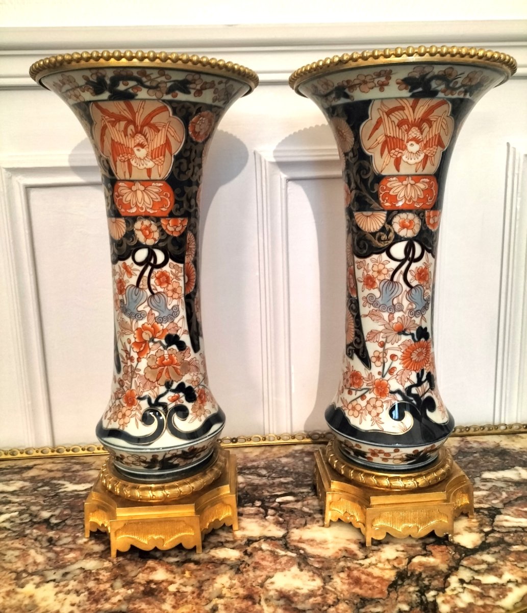Paire de grands vases cornet en porcelaine de Bayeux monture bronze doré 19ème siècle 