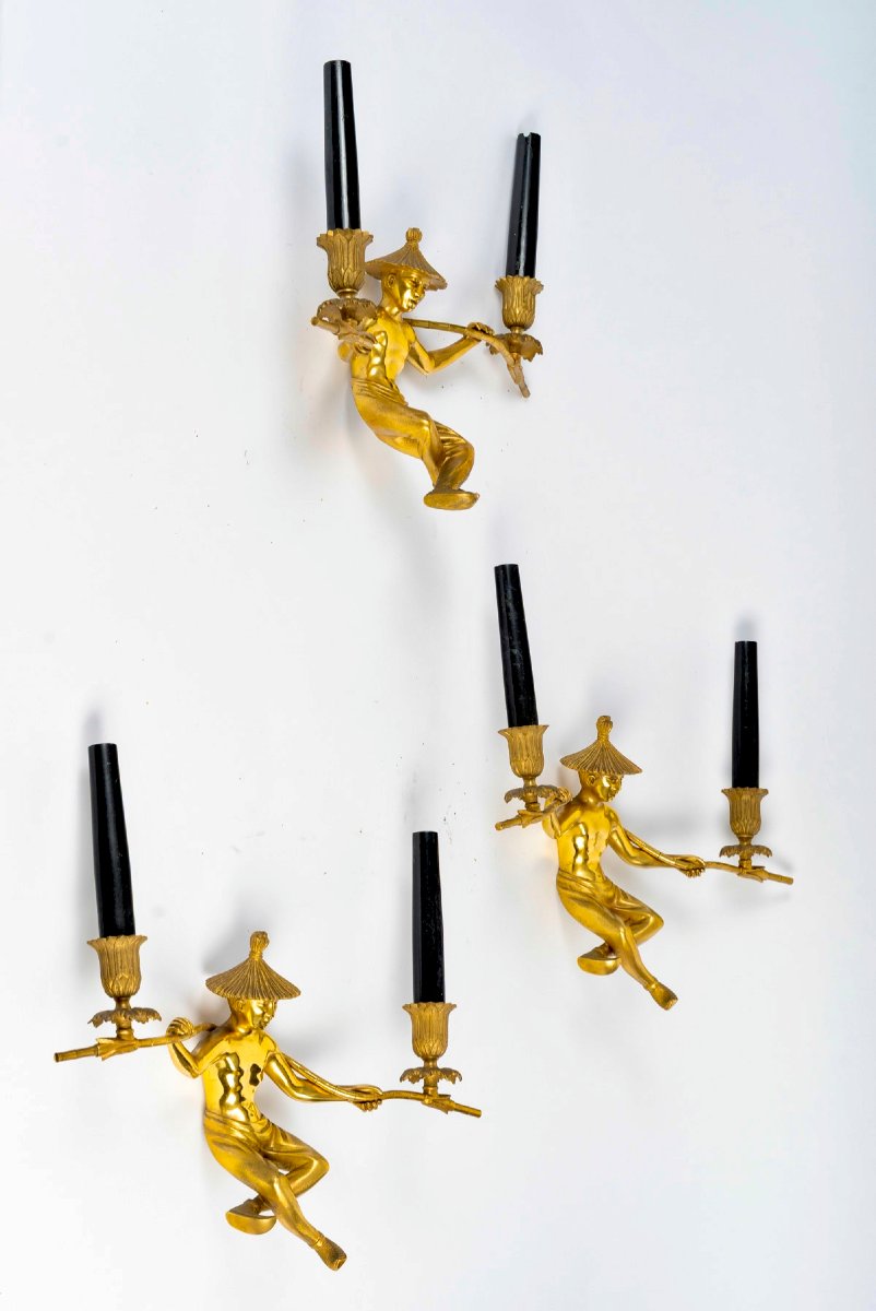 Suite de 3 appliques en bronze doré dit " aux chinois " circa 1940-photo-2