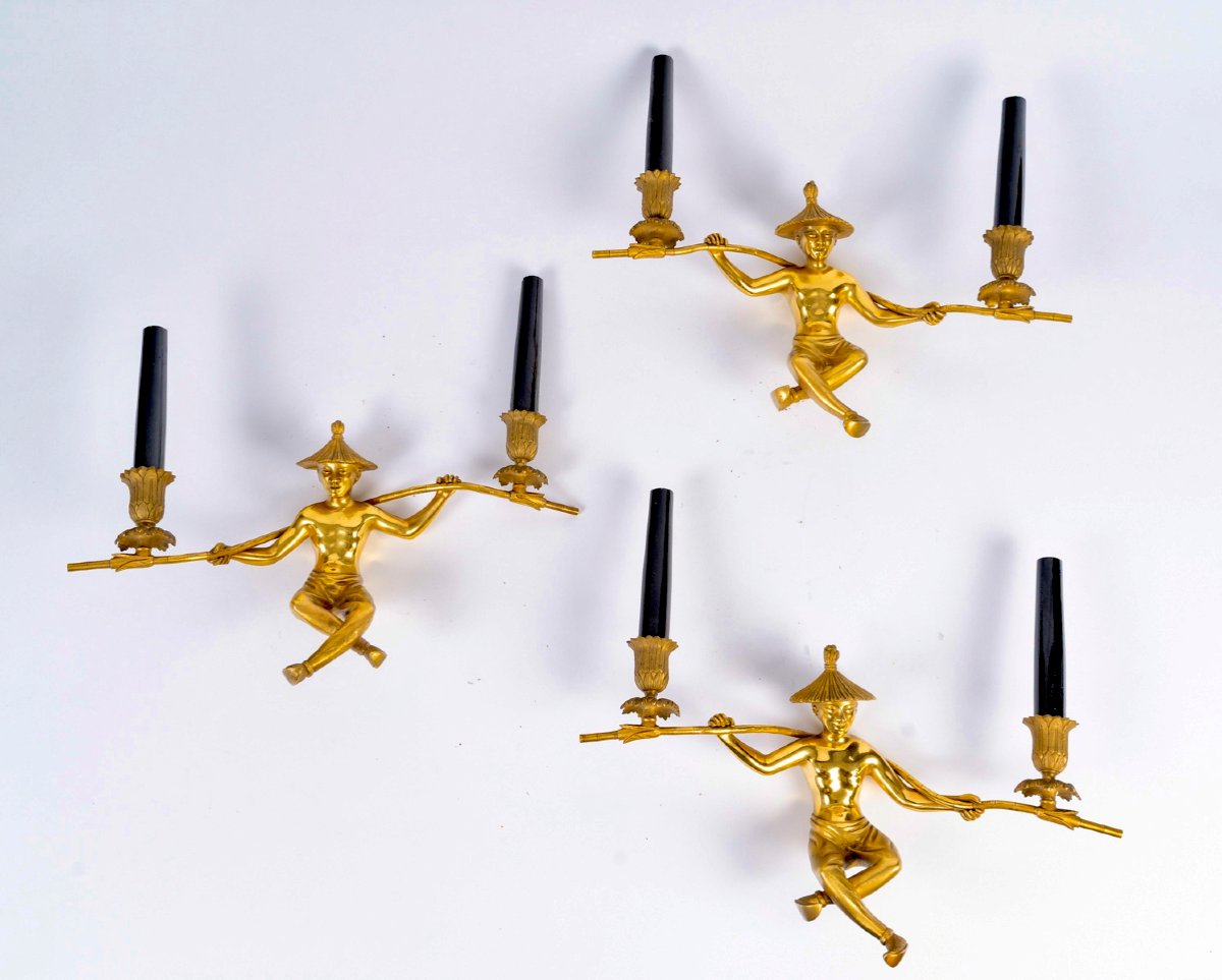 Suite de 3 appliques en bronze doré dit " aux chinois " circa 1940