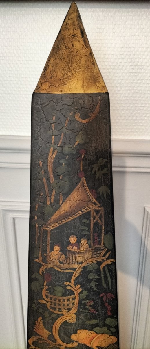 Paire de très grandes obélisques en métal laqué décor chinoiseries -photo-4