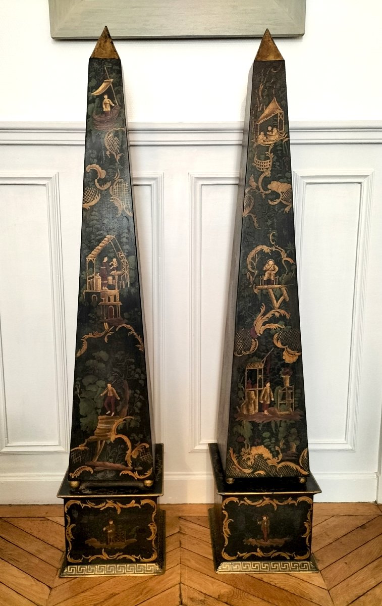 Paire de très grandes obélisques en métal laqué décor chinoiseries 
