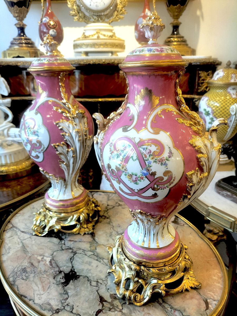 Paire de vases en porcelaine de Samson monture bronze doré 19ème siècle -photo-1