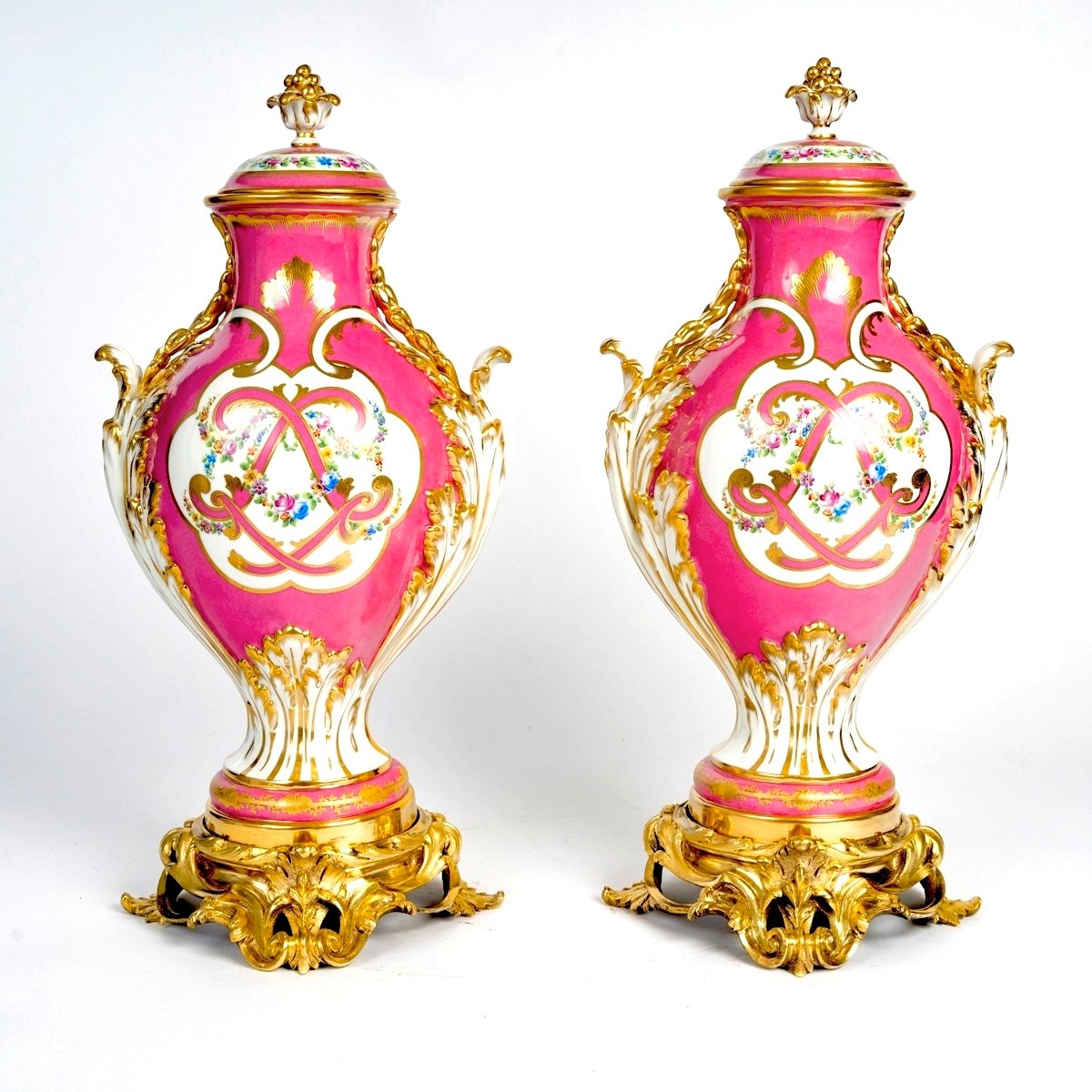Paire de vases en porcelaine de Samson monture bronze doré 19ème siècle 