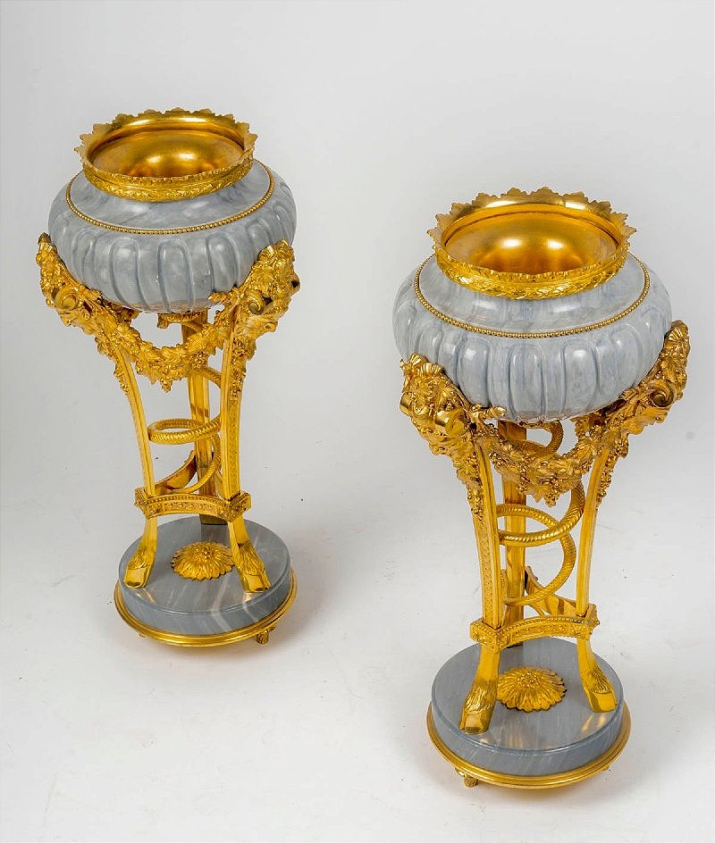 Paire de brûle parfum en marbre bleu Turquin et bronze doré d'après Gouthière -photo-1