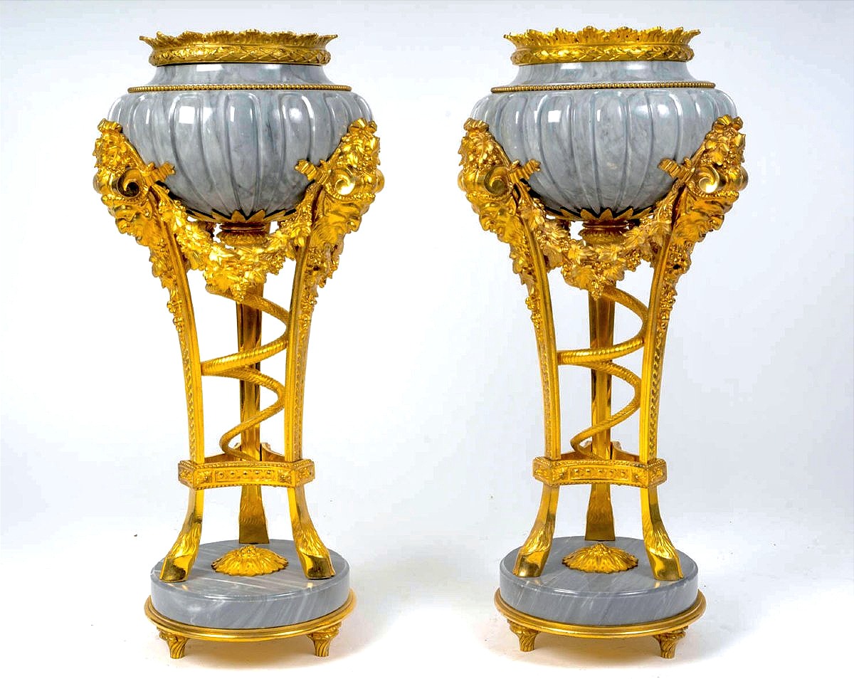 Paire de brûle parfum en marbre bleu Turquin et bronze doré d'après Gouthière 