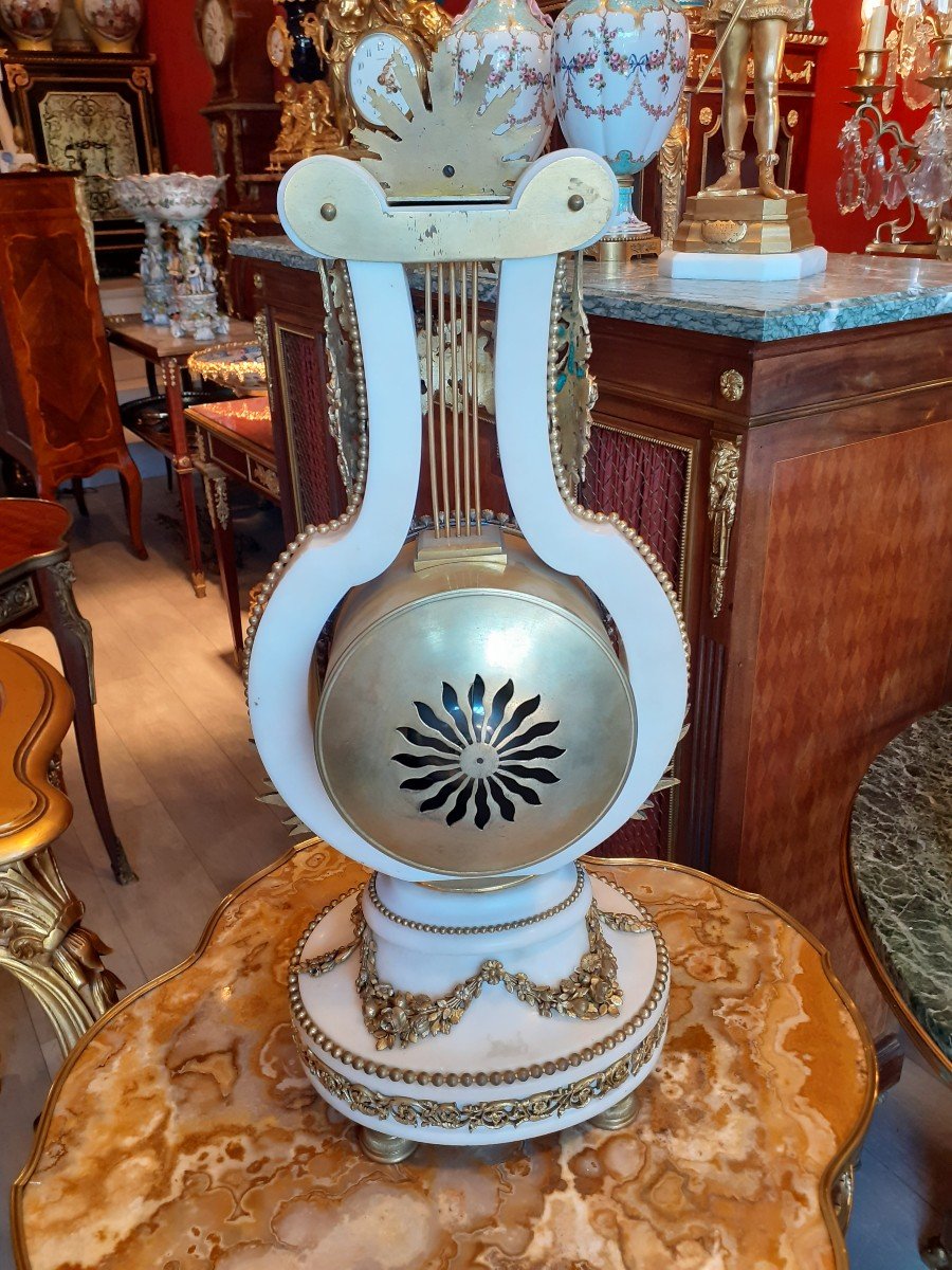 Pendule Lyre En Marbre Blanc Et Bronze Doré Style Louis XVI-photo-4