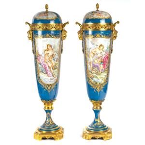 Paire de grands vases en porcelaine style Sèvres monture bronze doré 