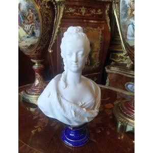 Sèvres Buste de Marie Antoinette en biscuit et porcelaine 