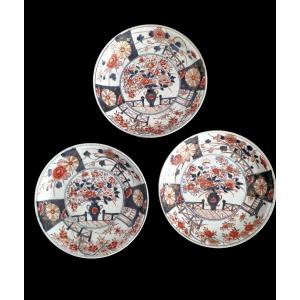 Suite de 3 assiettes en porcelaine Imari Japon Époque Edo 17ème siècle 