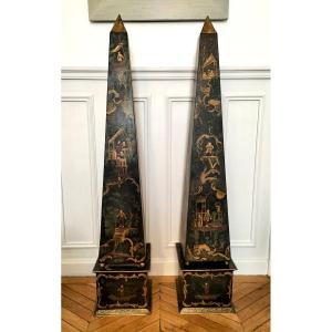 Paire de très grandes obélisques en métal laqué décor chinoiseries
