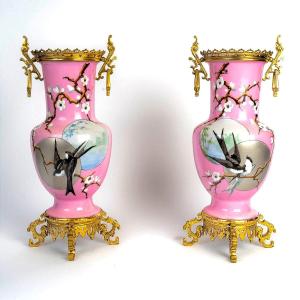 Attribué à Baccarat Paire de vases en opaline japonisant 