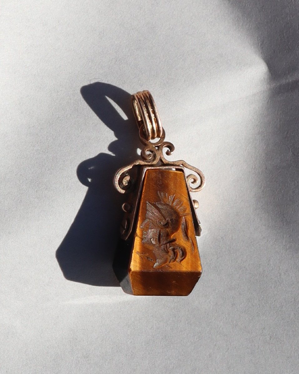 INTAILLE SUR OEIL DE TIGRE MONTEE OR : "PROFIL D'HOMME CASQUE"