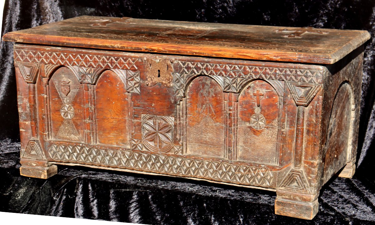 PYRENEES XVIe OU AVANT : "INCROYABLE COFFRE GOTHIQUE MONOXYLE"-photo-2