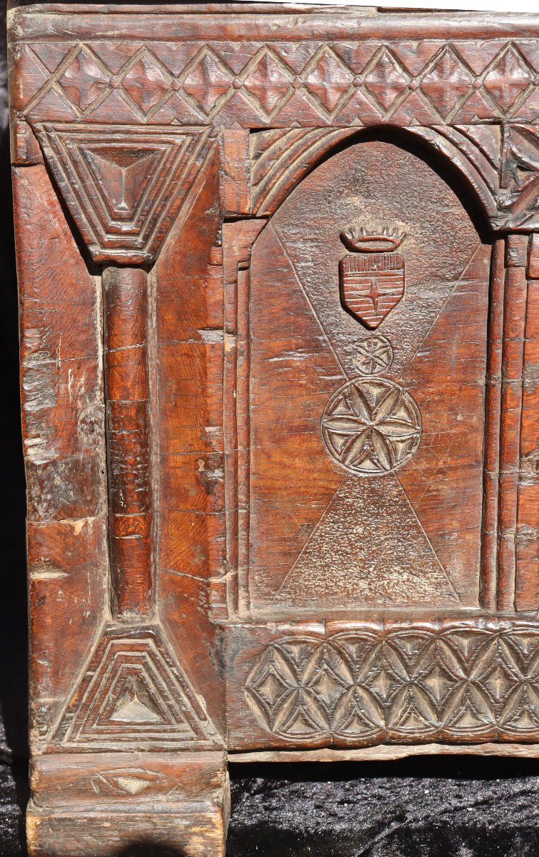 PYRENEES XVIe OU AVANT : "INCROYABLE COFFRE GOTHIQUE MONOXYLE"-photo-1