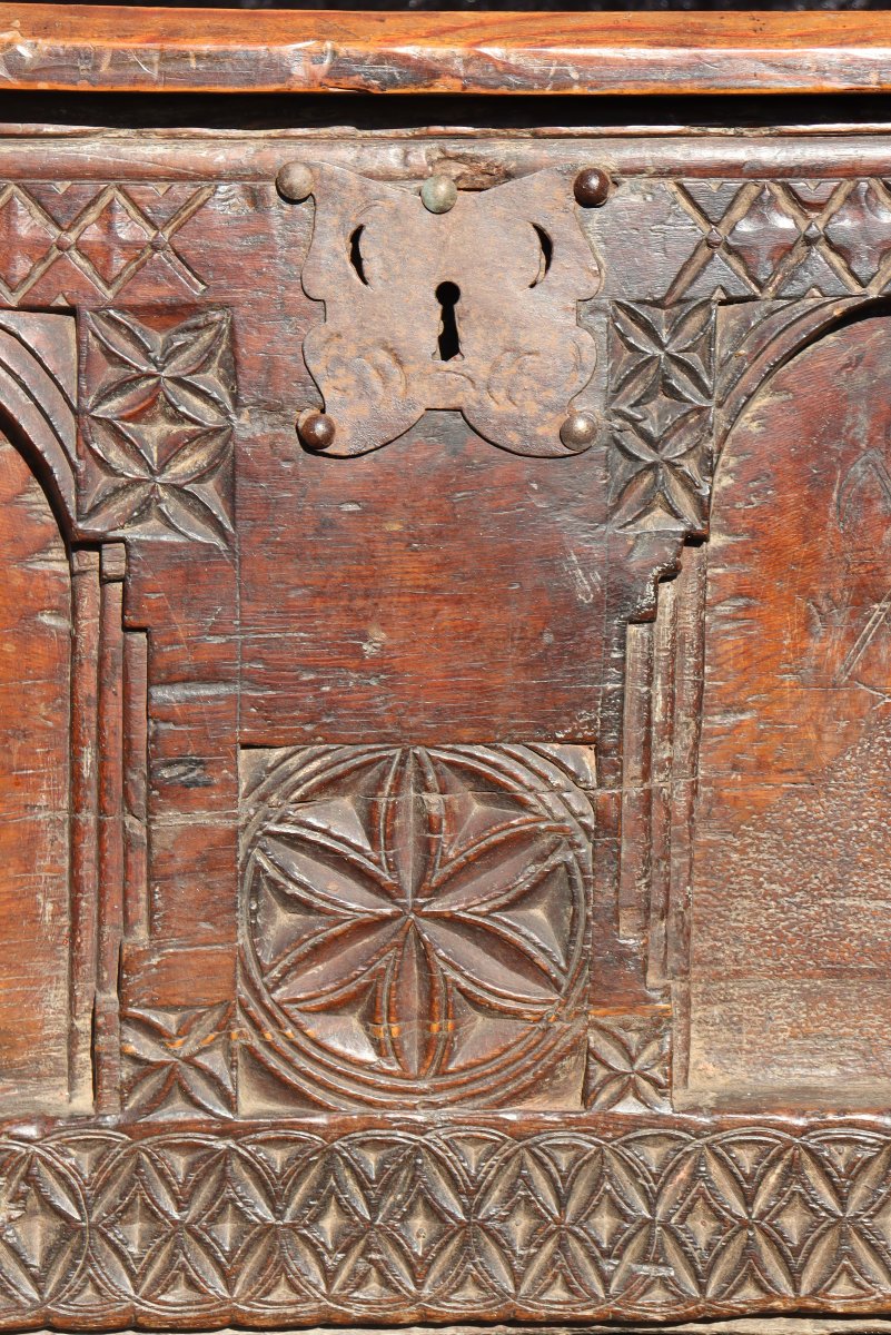 PYRENEES XVIe OU AVANT : "INCROYABLE COFFRE GOTHIQUE MONOXYLE"-photo-2