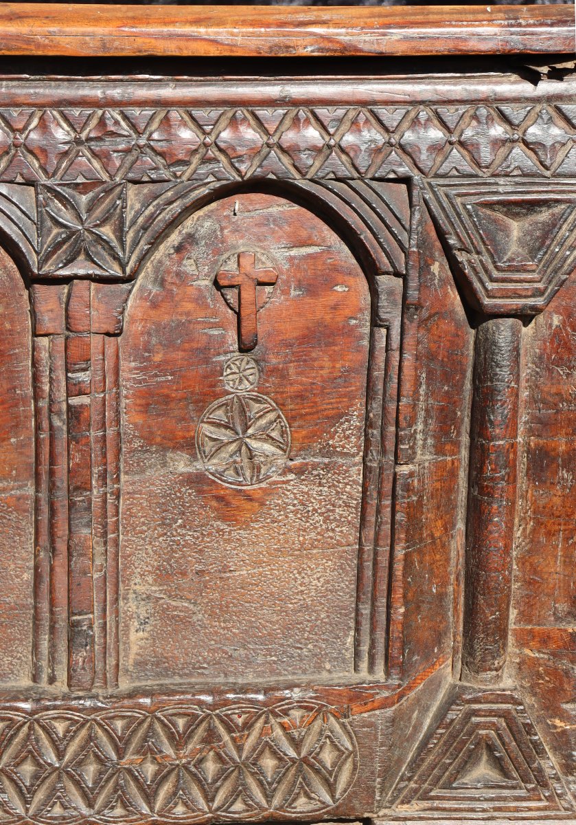 PYRENEES XVIe OU AVANT : "INCROYABLE COFFRE GOTHIQUE MONOXYLE"-photo-3