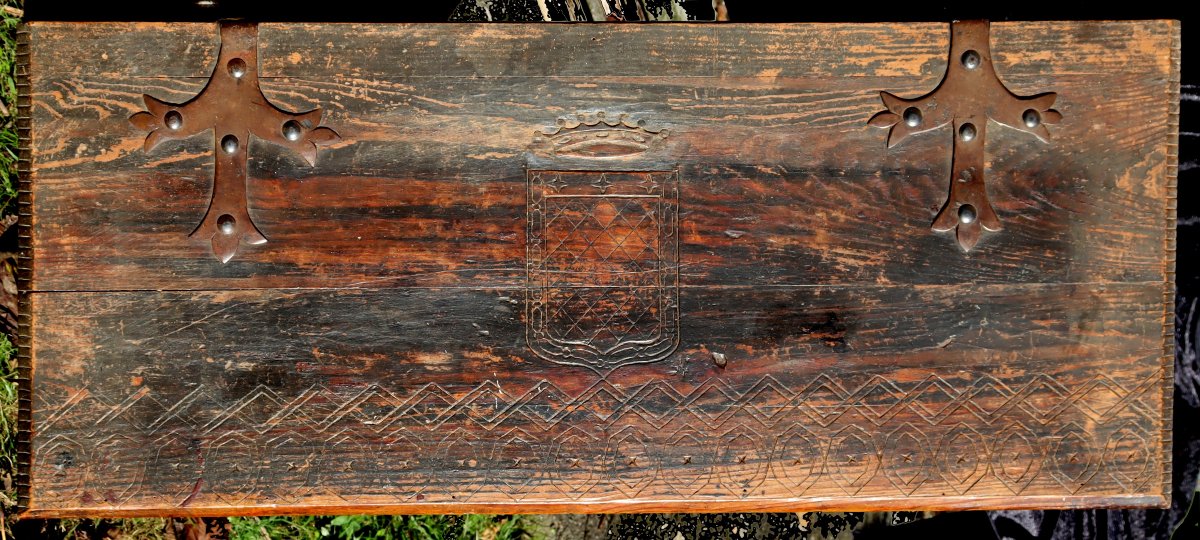 PYRENEES XVIe OU AVANT : "INCROYABLE COFFRE GOTHIQUE MONOXYLE"-photo-4