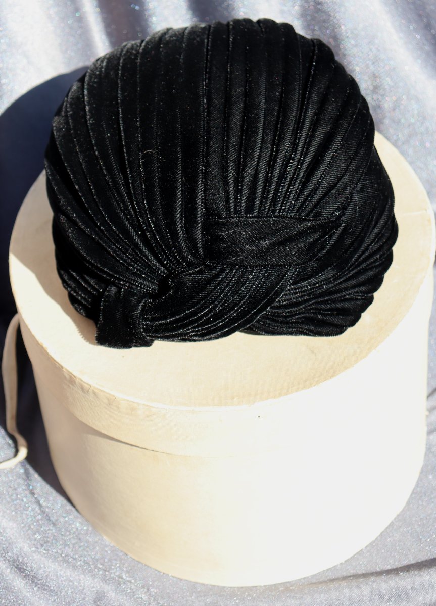 Hat Box From The Maison Caroline Reboux In Paris-photo-2