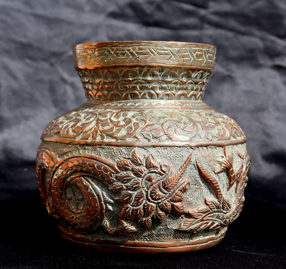 Early 20th Century Asia :  "vase With Dragons"