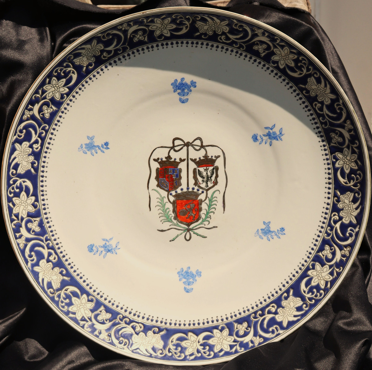 Very Big  Dish With Coat-of-arms : "château De Toussicourt"