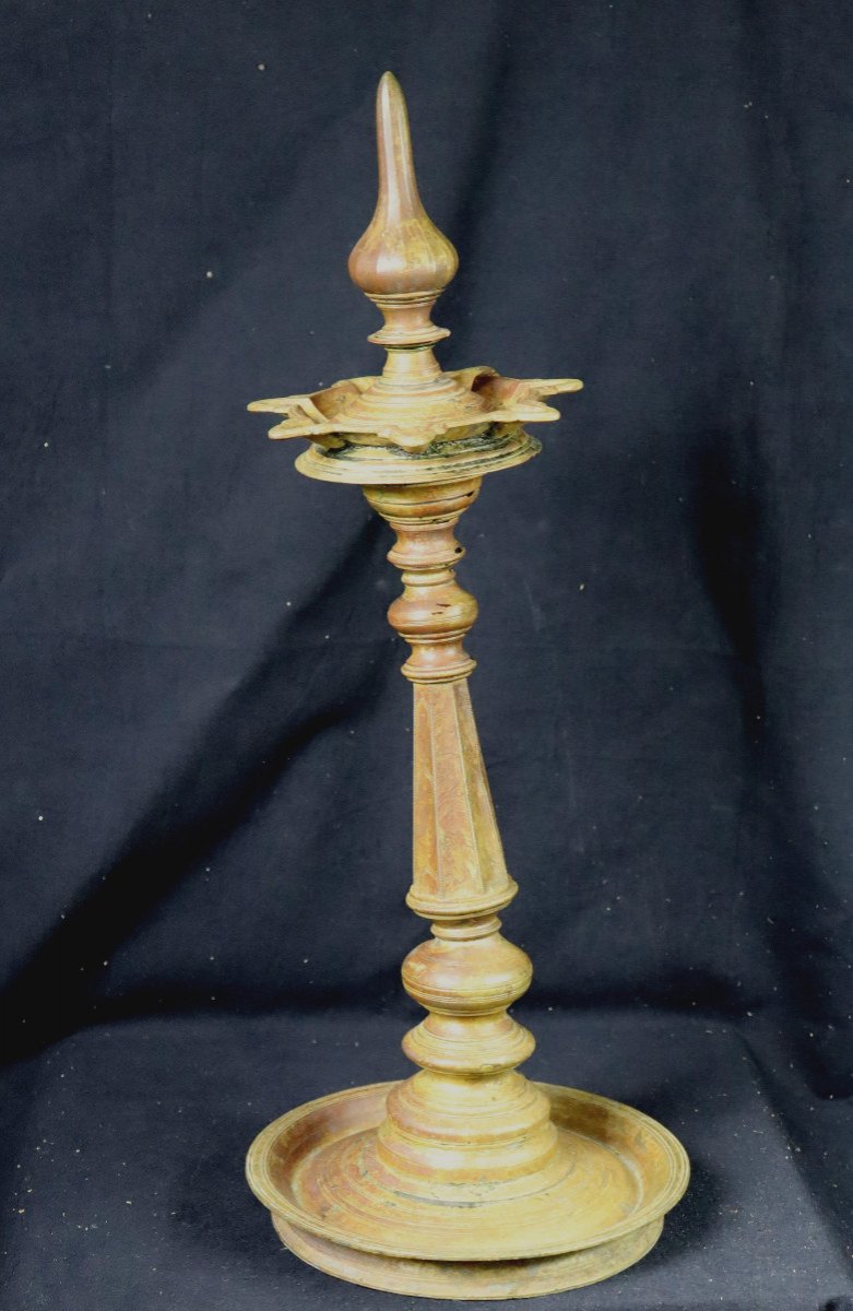 GRANDE LAMPE A HUILE A SEPT BECS EN BRONZE DORE INDE KERALA-photo-2