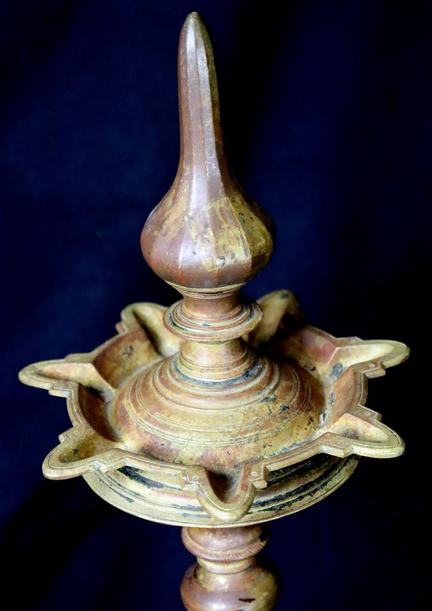 GRANDE LAMPE A HUILE A SEPT BECS EN BRONZE DORE INDE KERALA-photo-3