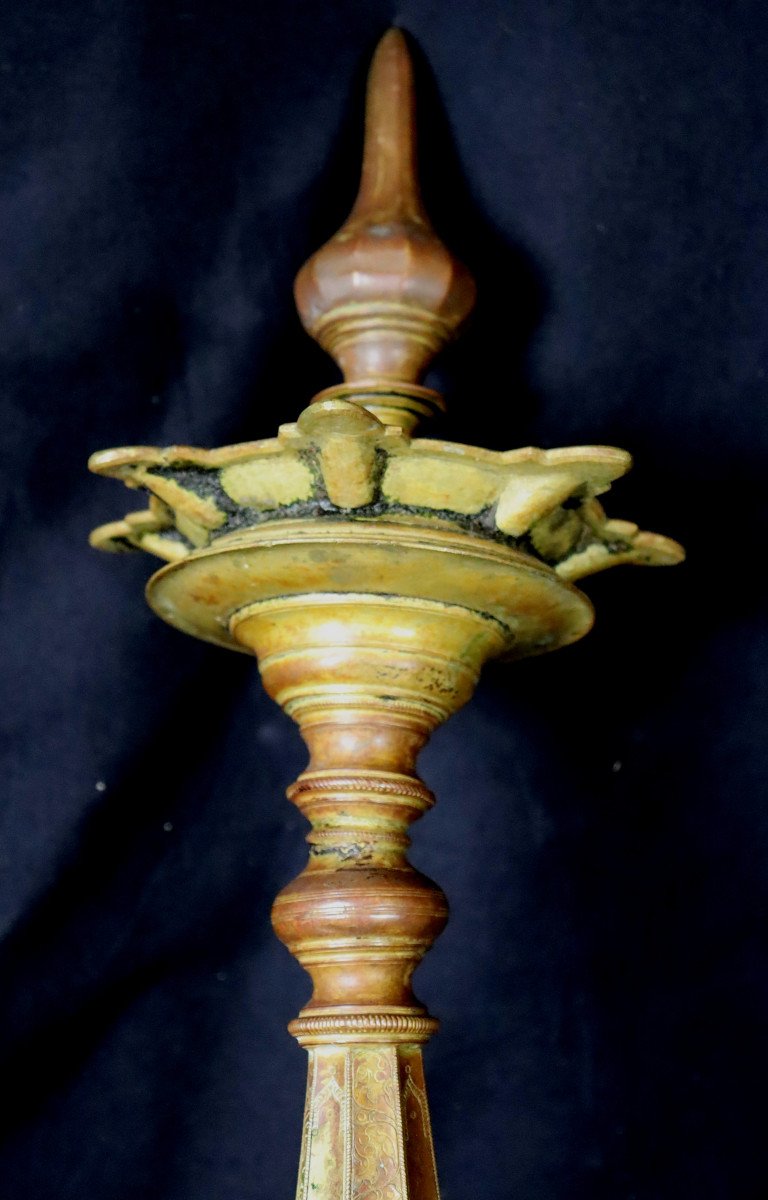 GRANDE LAMPE A HUILE A SEPT BECS EN BRONZE DORE INDE KERALA-photo-3