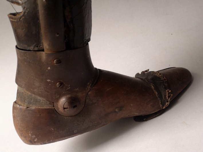 PROTHÈSE DE JAMBE AVEC PIED EN BOIS-photo-2