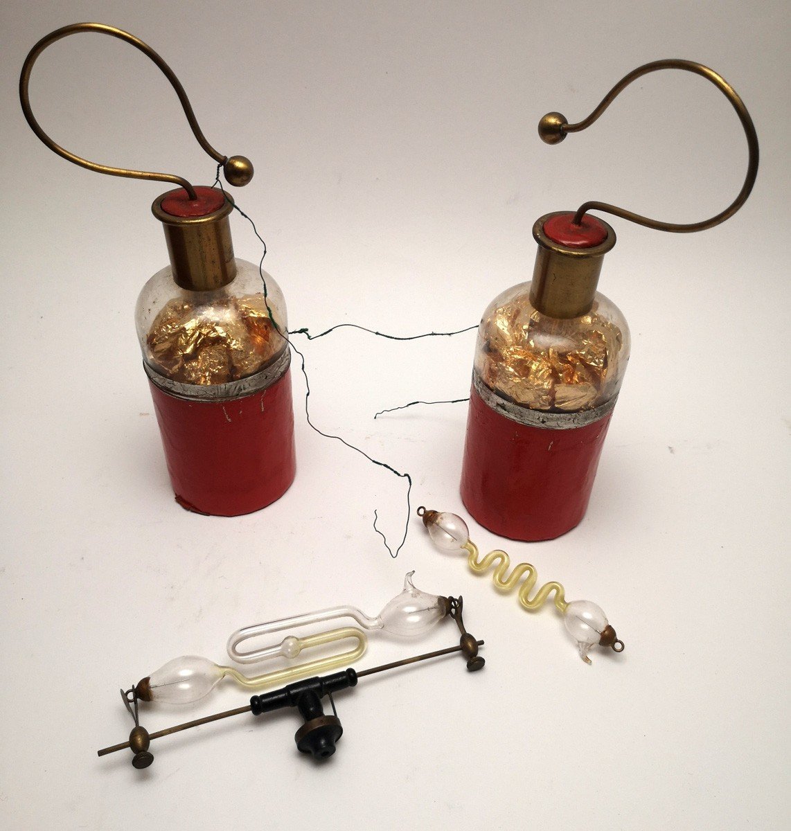 Physics Set With 2 Leyden Jars & 2 Geissler Tubes-photo-4