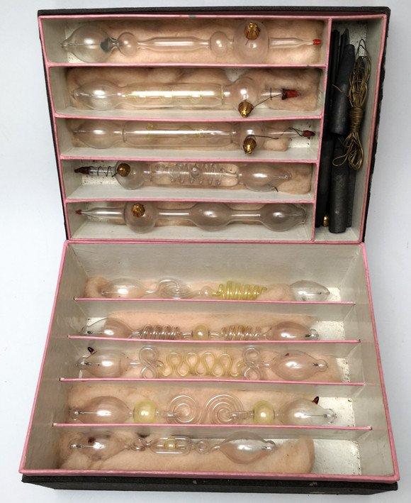 COFFRET DE TUBES DE GEISSLER