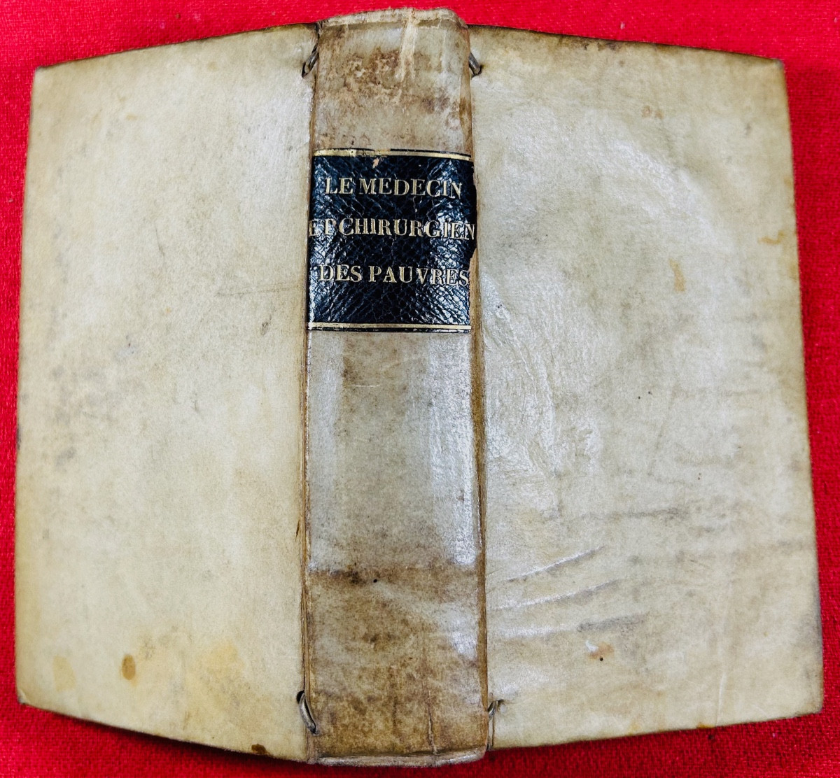 DUBÉ - Le médecin des pauvres, qui enseigne le moyen de guérir. Paris, Couterot, 1680.