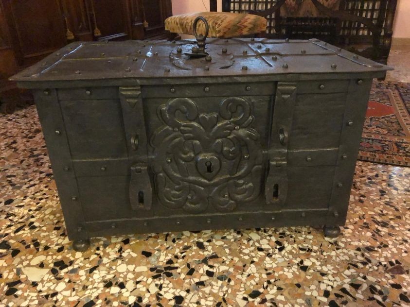 Boîtier en fer forgé