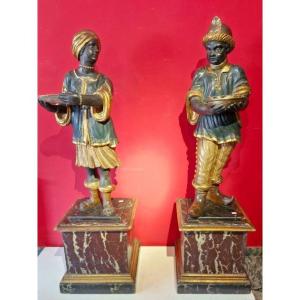 Sculptures de serviteurs maures dans la Venise du XVIIIe siècle