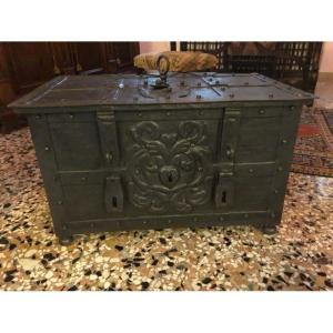 Boîtier en fer forgé