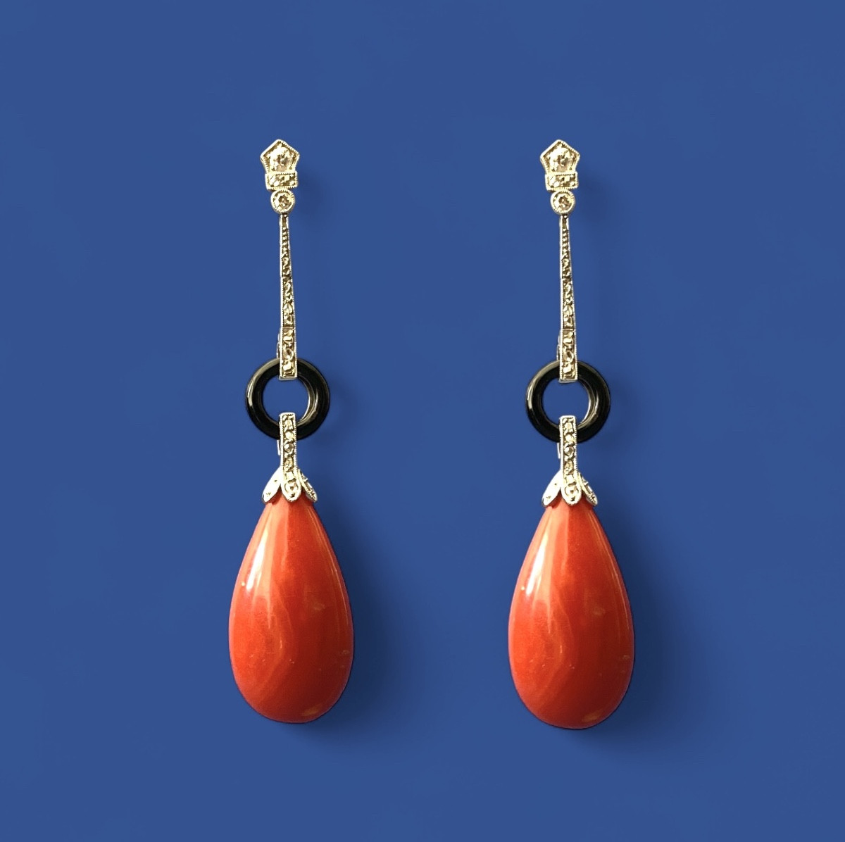 Paires De Boucles d'Oreilles Art Déco En Platine, Diamants, Onyx Et Corail