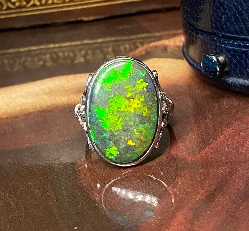 Bague ancienne en or, opale noire et diamants