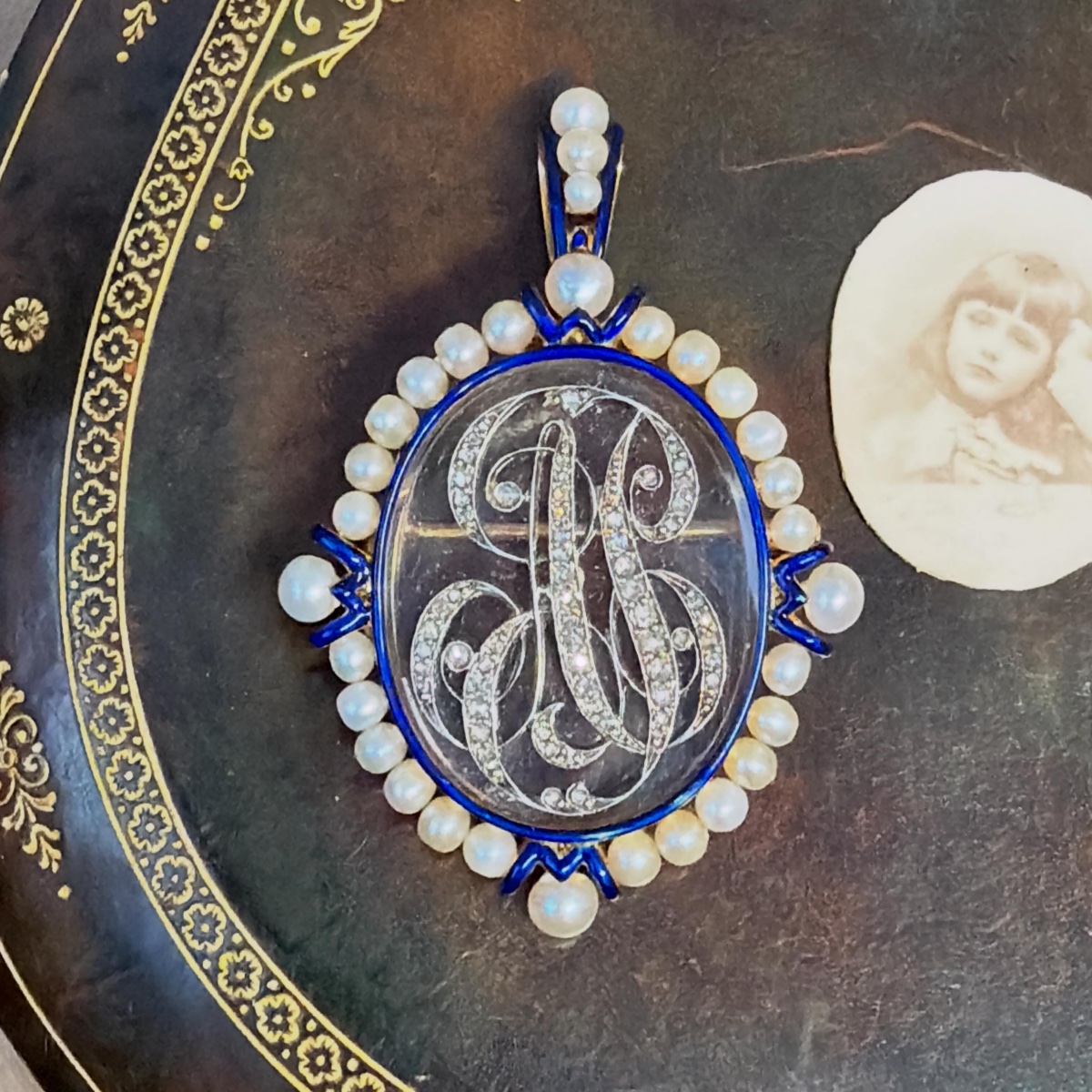 Pendentif porte-souvenir en or, diamants et perles-photo-3