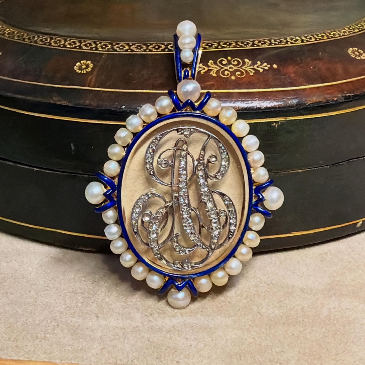 Pendentif porte-souvenir en or, diamants et perles