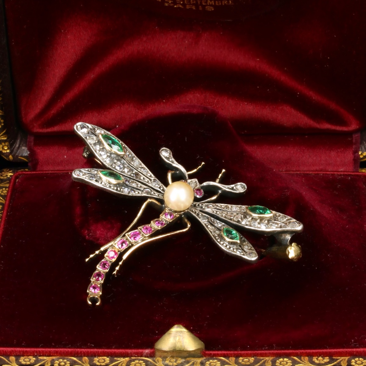 Broche ancienne libellule en or, argent, rubis, diamants, émeraudes et perle-photo-2