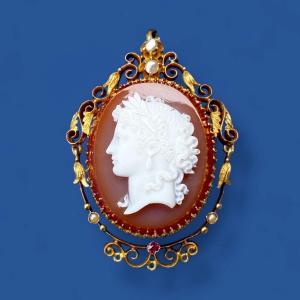 ANCIEN PENDENTIF "LOCKET" EN OR, CAMÉE AGATE, PERLE ET RUBIS.