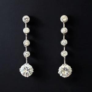 PAIRE DE BOUCLES D'OREILLES ART DÉCO, PLATINE ET DIAMANTS