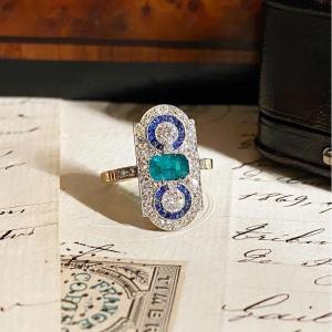 Bague art déco en or, saphirs, émeraude et diamants