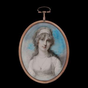 Une dame, vêtue d'une robe blanche à col à volants et ceinture rose