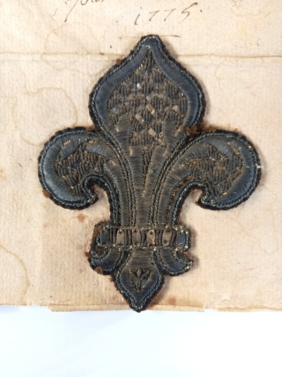 Fleur de lys brodée cannetille d'argent, habit sacre du Roi Louis XVI à Reims 1775, 18e siècle -photo-3