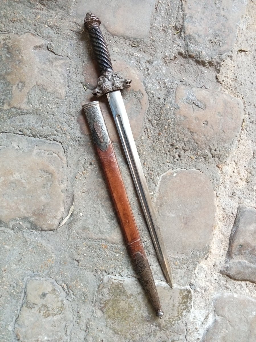 Dague de chasse à têtes de hures de sangliers garnitures en acier signée BARRE, Paris, 19e