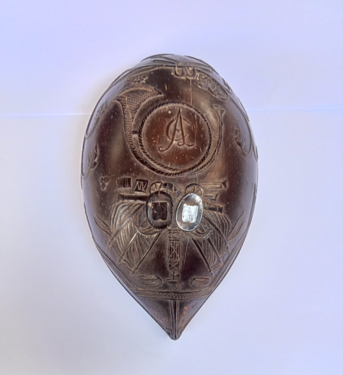 gobelet de marin en demi noix de coco sculptée décors attributs révolutionnaire 18e Révolution 