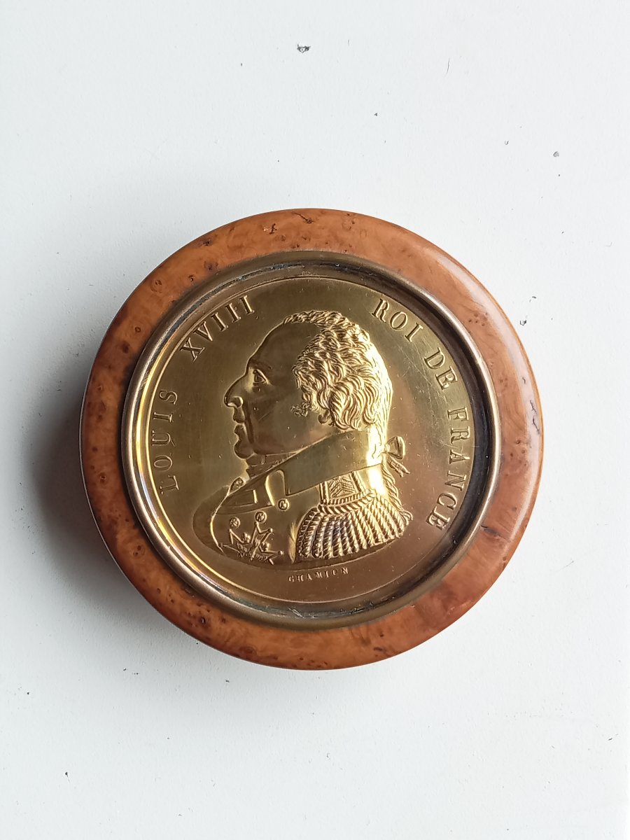 boite tabatière  médaille dorée Louis XVIII Roi de France signée Chamion, 19e Restauration 